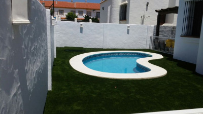 Beneficios del césped artificial para jardines y zonas comunes
